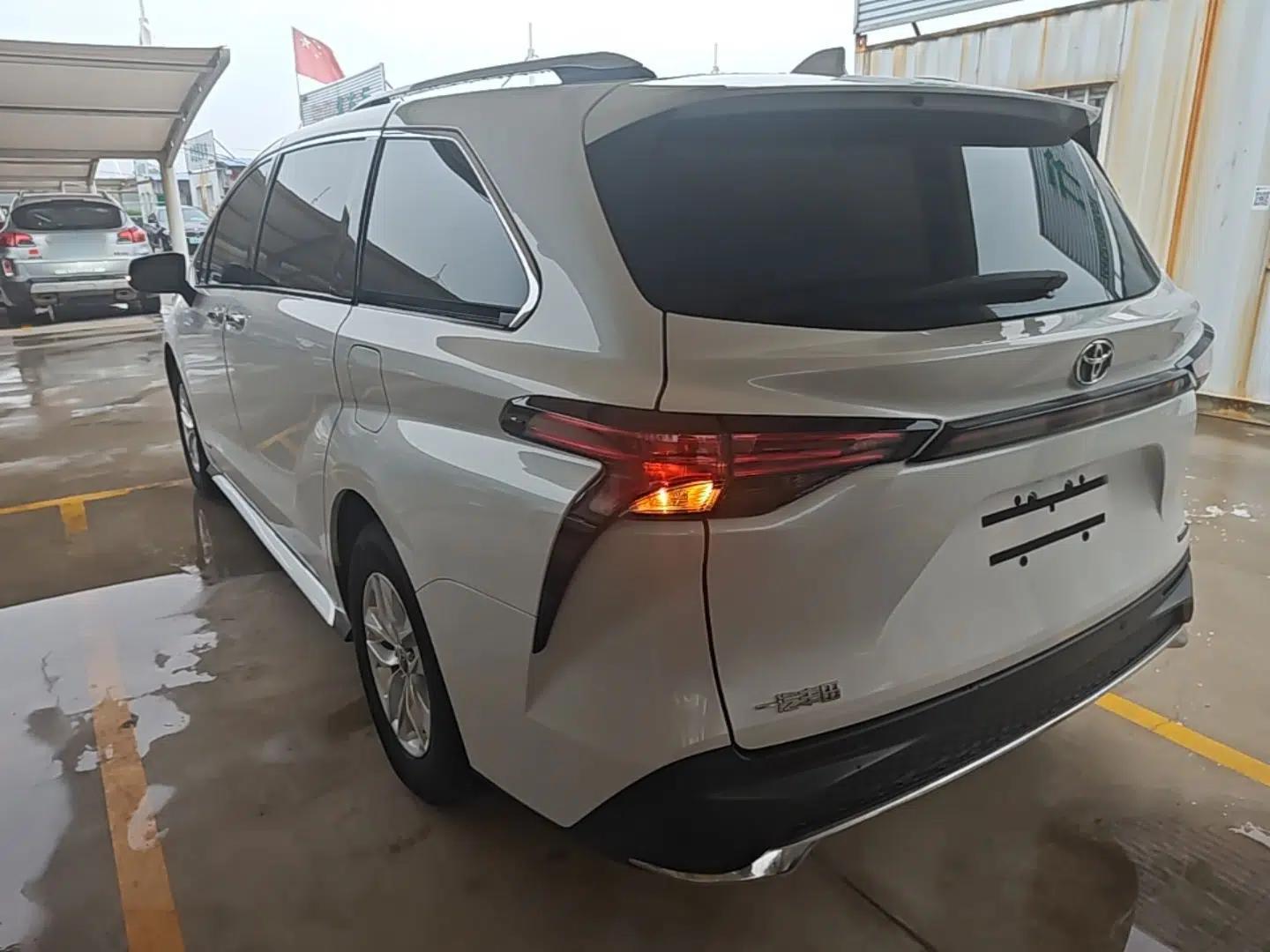 Toyota Granvia 2023 2.5L Hybrid Comfort Edition — миниатюра 4