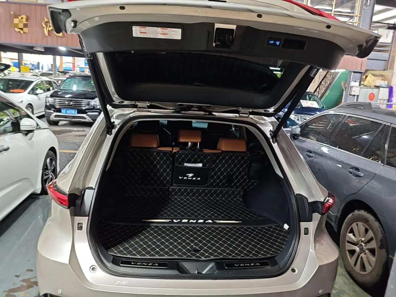 Toyota Venza 2022 Dual-Engine 2.5L CVT Two-Wheel Drive Prestige Edition — миниатюра 21