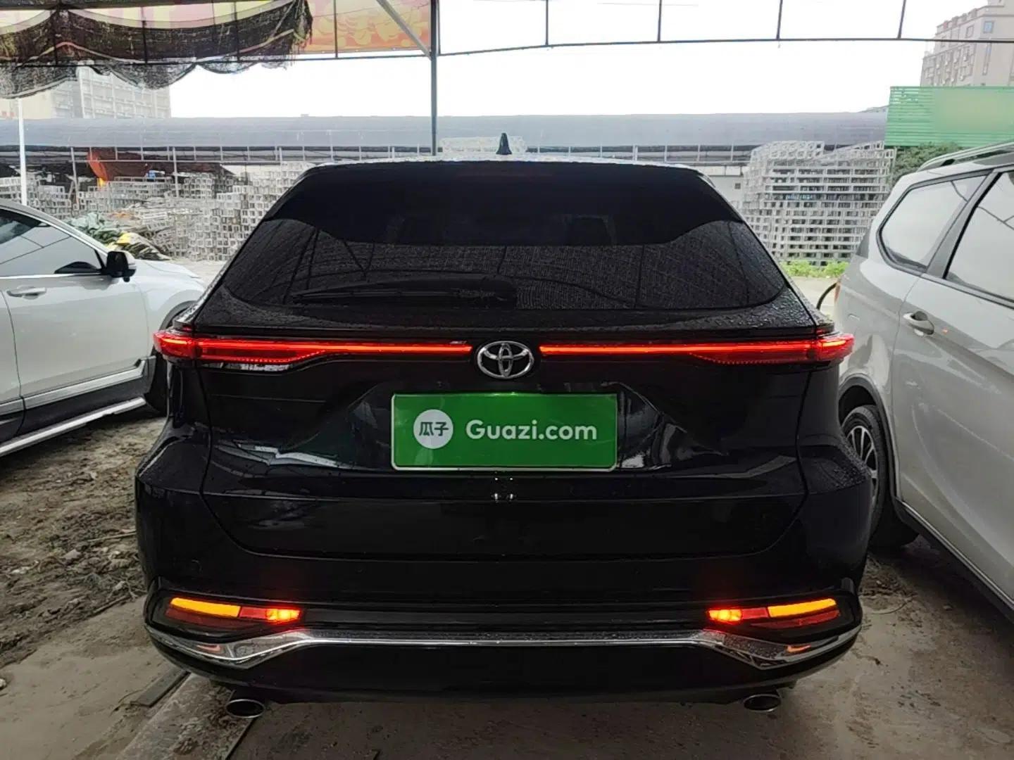 Toyota Venza 2022 2.0L CVT Two-Wheel Drive Luxury Edition — миниатюра 3