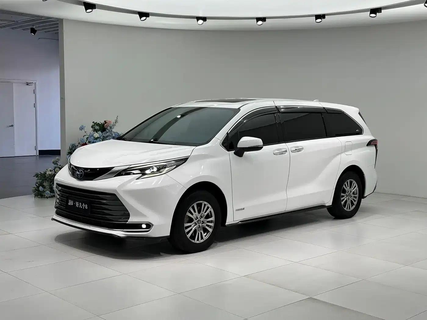 2021 Sienna 2.5L Hybrid Premium Edition — миниатюра 1