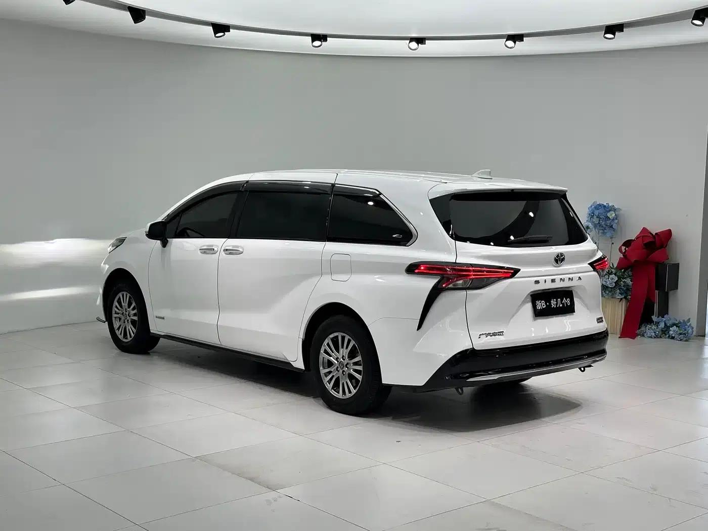2021 Sienna 2.5L Hybrid Premium Edition — миниатюра 15