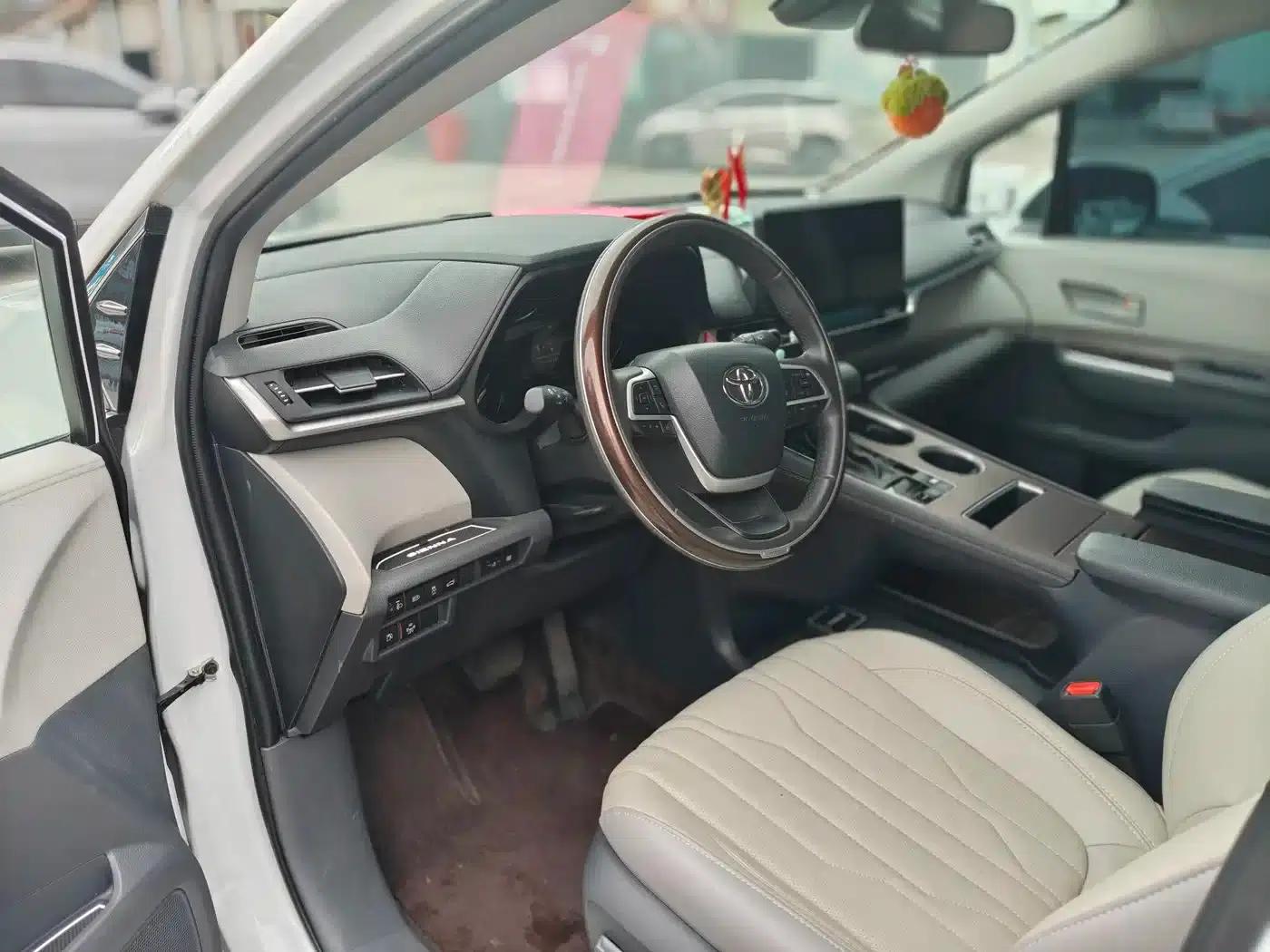 2023 Sienna 2.5L Hybrid Comfort Edition — миниатюра 4