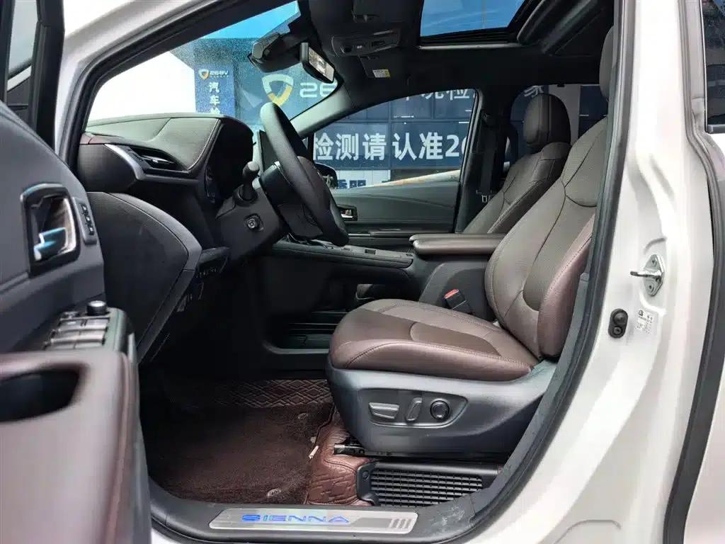 2021 Sienna 2.5L Hybrid Platinum Edition — миниатюра 7