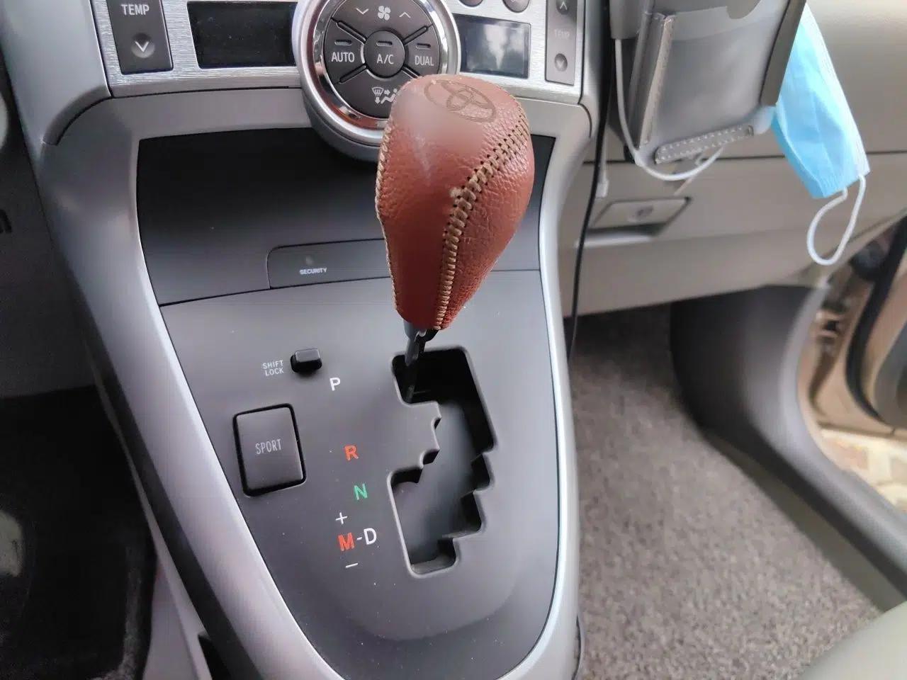 Toyota Verso 2014 Starlight 180G CVT Deluxe Multi-Function Edition — миниатюра 13