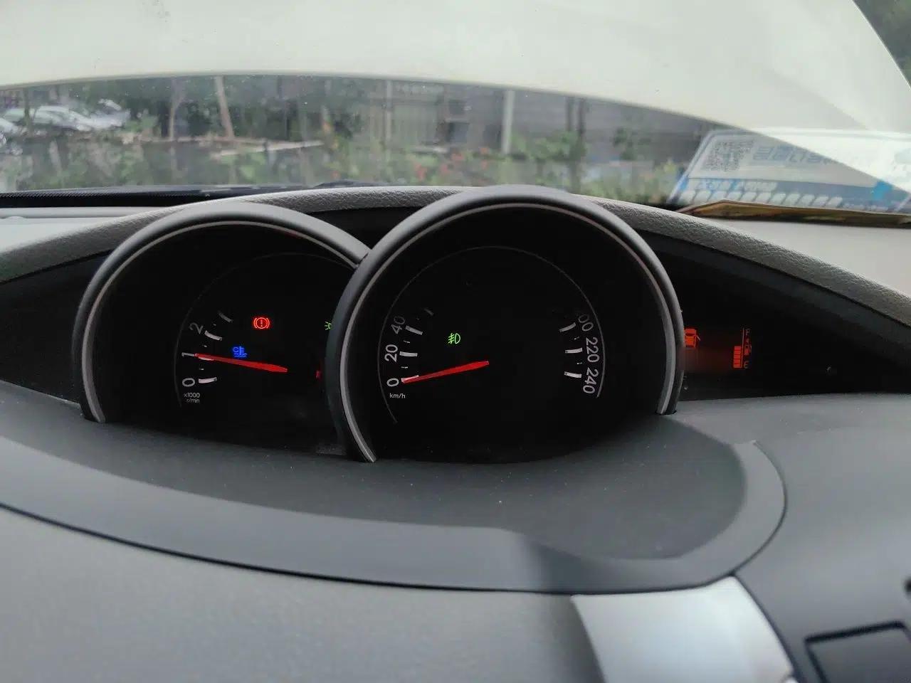 Toyota Verso 2014 Starlight 180G CVT Deluxe Multi-Function Edition — миниатюра 10