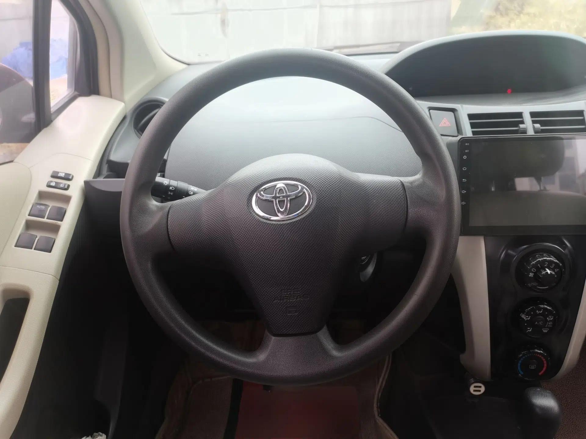 Toyota Yaris 2011 1.6E Automatic Charm Edition — миниатюра 11