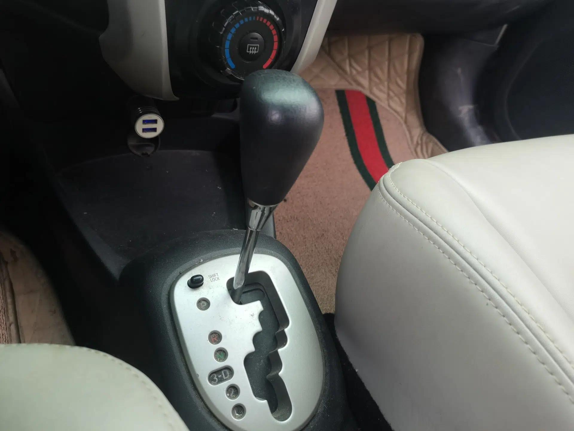 Toyota Yaris 2011 1.6E Automatic Charm Edition — миниатюра 15