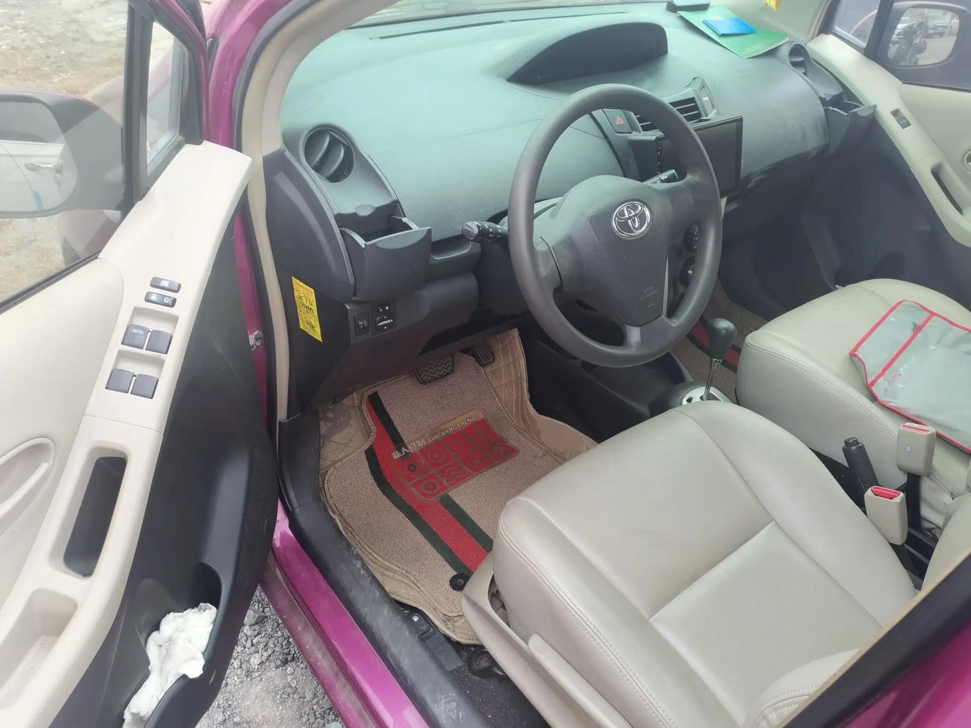 Toyota Yaris 2011 1.6E Automatic Charm Edition — миниатюра 17
