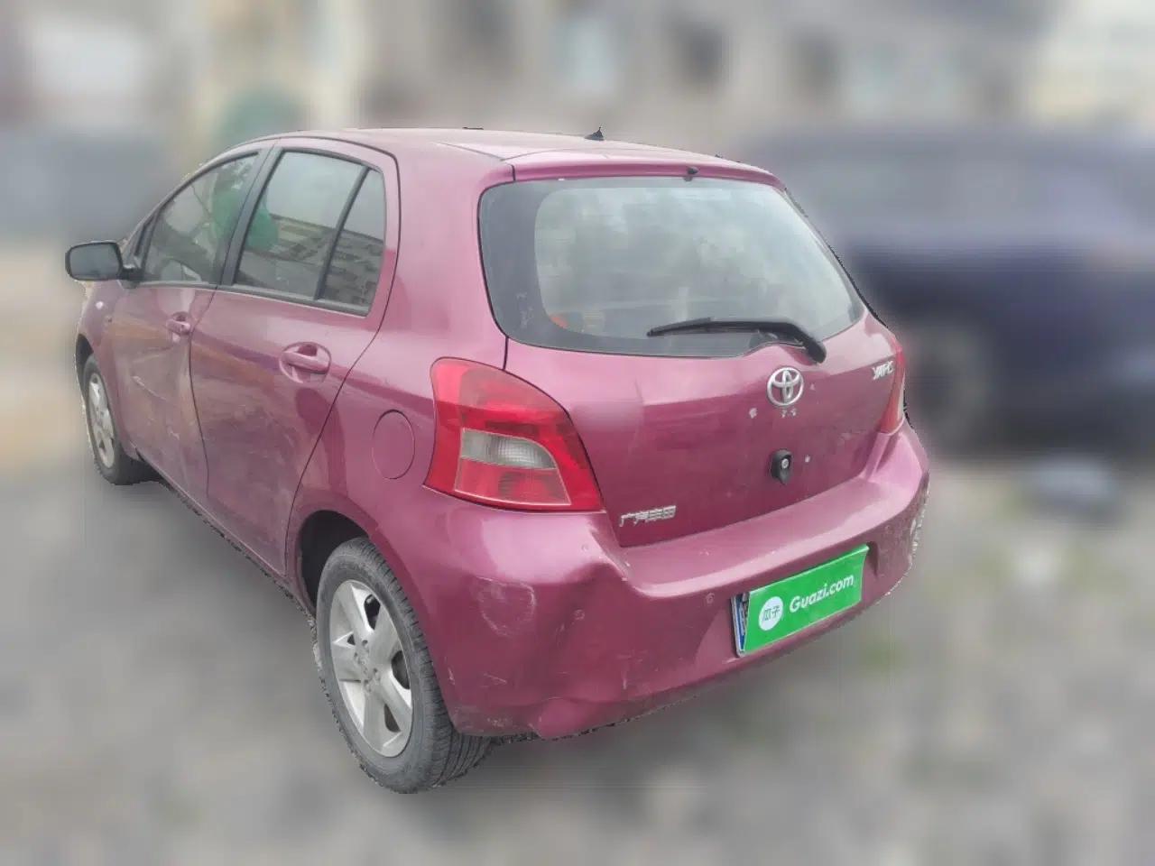 Toyota Yaris 2011 1.6E Automatic Charm Edition — миниатюра 4