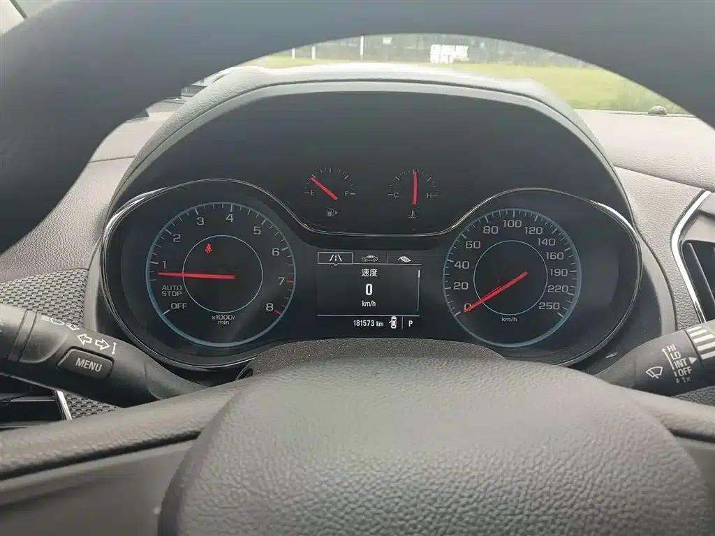 Chevrolet Cruze 2017 1.5L Automatic Pioneer Sunroof Edition — миниатюра 5