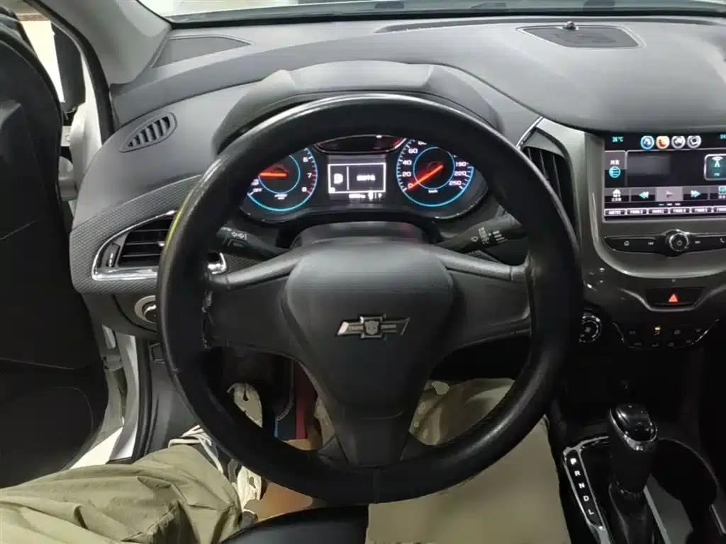 Chevrolet Cruze 2017 1.5L Automatic Pioneer Sunroof Edition — миниатюра 11