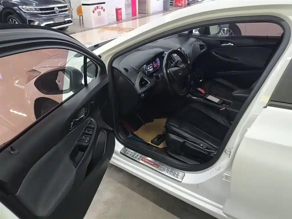 Chevrolet Cruze 2017 1.5L Automatic Pioneer Sunroof Edition — миниатюра 16