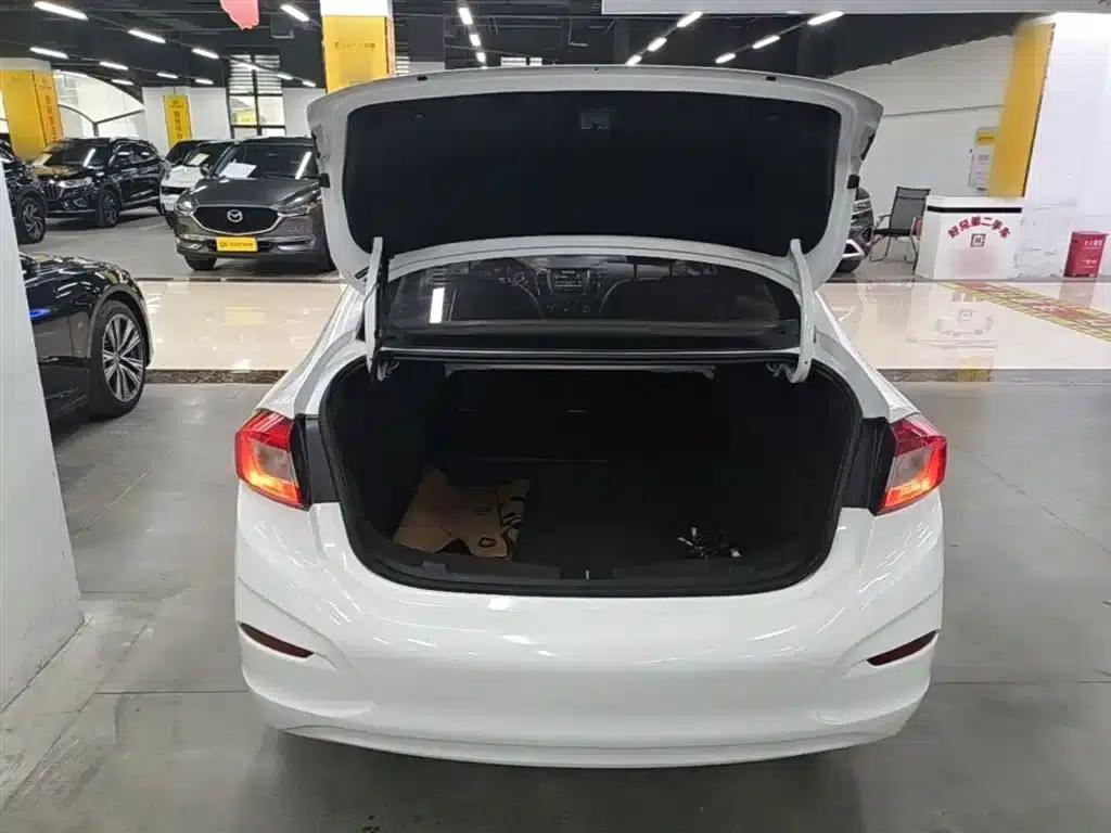 Chevrolet Cruze 2017 1.5L Automatic Pioneer Sunroof Edition — миниатюра 19