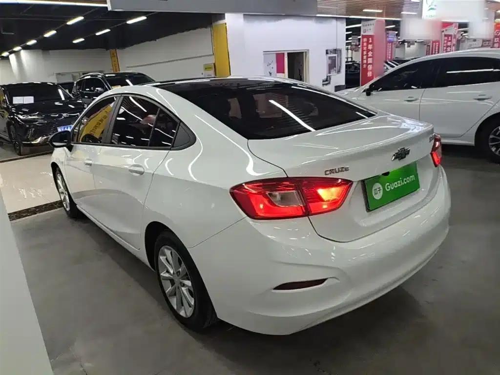 Chevrolet Cruze 2017 1.5L Automatic Pioneer Sunroof Edition — миниатюра 5