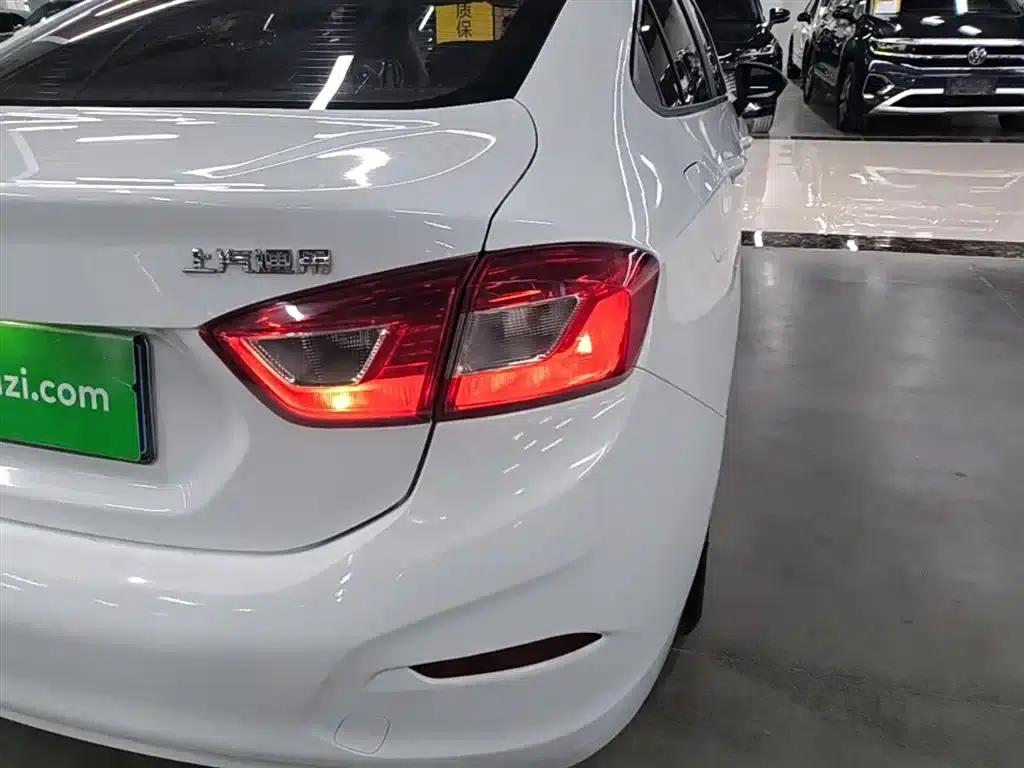 Chevrolet Cruze 2017 1.5L Automatic Pioneer Sunroof Edition — миниатюра 8