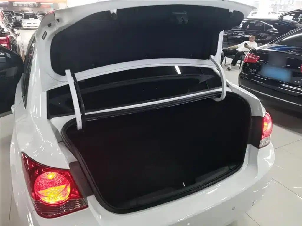 Chevrolet Cruze 2014 1.6L SL Millionth Anniversary Edition MT — миниатюра 19