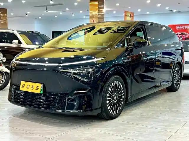 XPeng X9 2025 Pure Electric Model with a Maximum Range of 740km