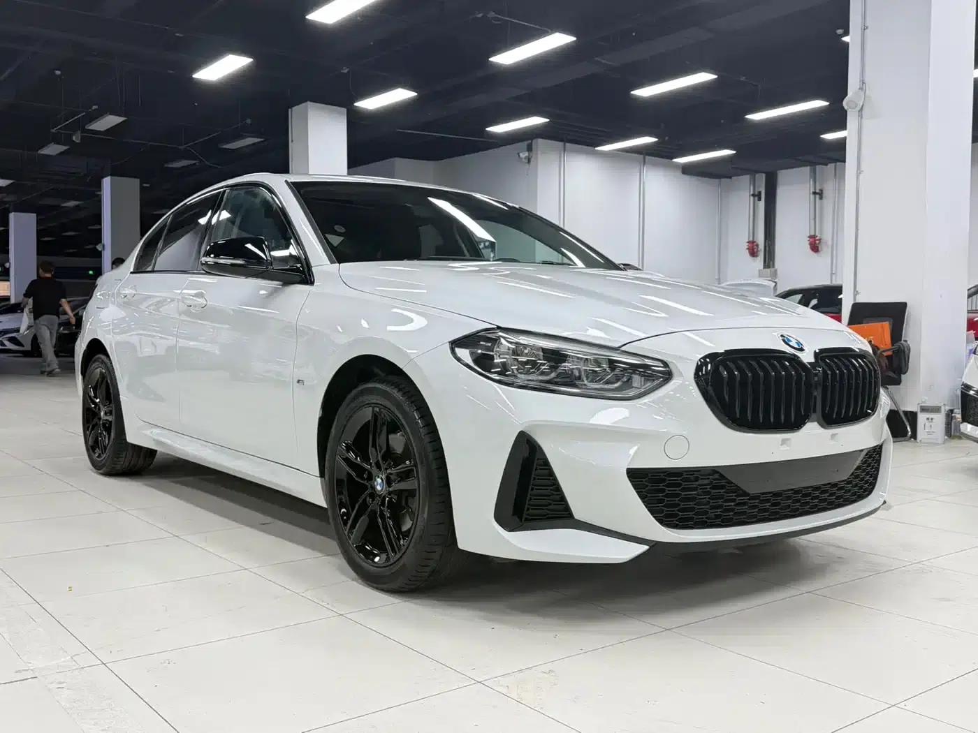 2022 BMW 1 Series 120i M Sport Shadow Edition — миниатюра 4