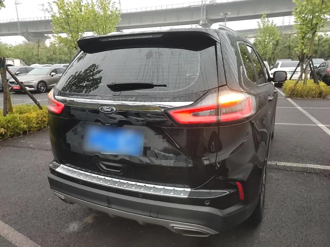 Ford Edge 2021 PLUS EcoBoost 245 Two-Wheel-Drive Platinum Edition 5 Seats — миниатюра 3