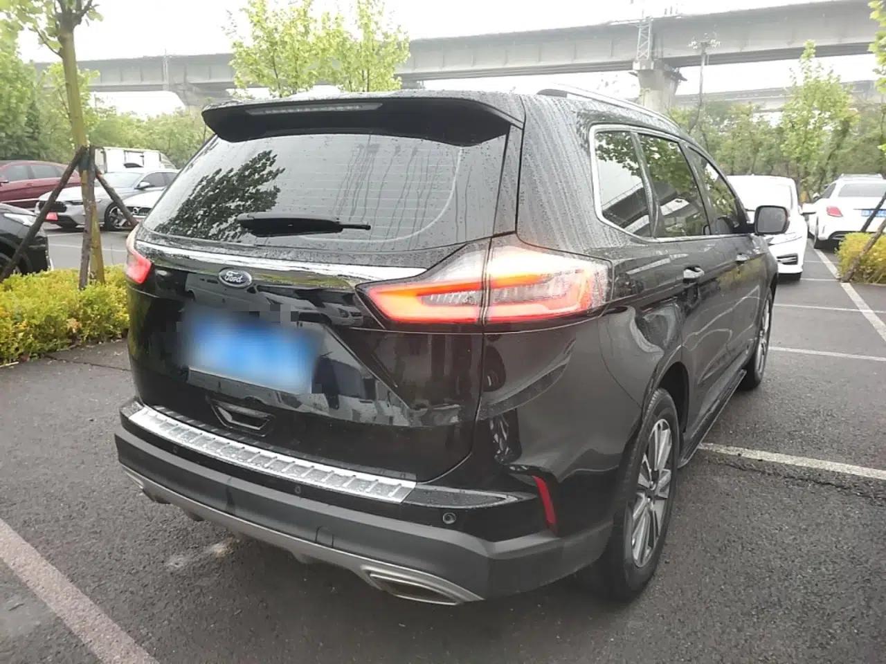 Ford Edge 2021 PLUS EcoBoost 245 Two-Wheel-Drive Platinum Edition 5 Seats — миниатюра 4