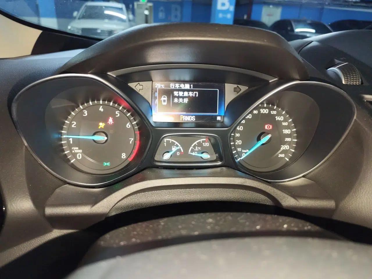Ford Kuga 2018 EcoBoost 180 Two-Wheel-Drive Luxury Wing Edition — миниатюра 12