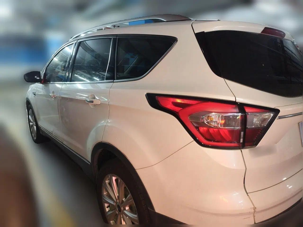 Ford Kuga 2018 EcoBoost 180 Two-Wheel-Drive Luxury Wing Edition — миниатюра 4