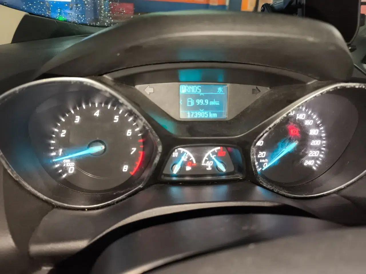 Ford Kuga 2013 1.6L GTDi Two-Wheel-Drive Trend Model — миниатюра 12