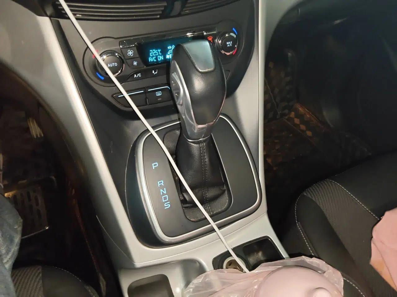 Ford Kuga 2013 1.6L GTDi Two-Wheel-Drive Trend Model — миниатюра 15