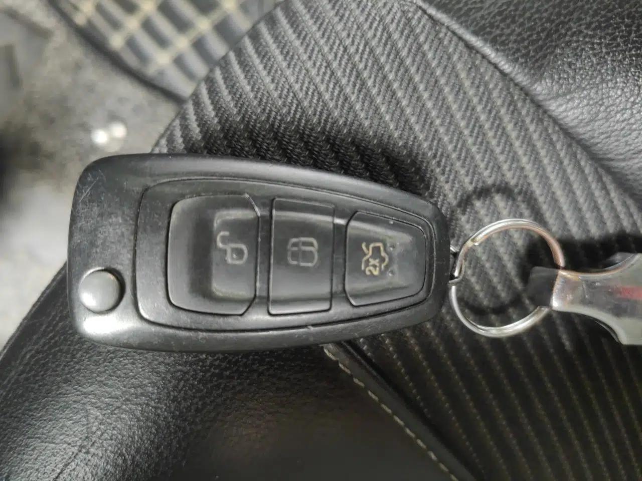 Ford Kuga 2013 1.6L GTDi Two-Wheel-Drive Trend Model — миниатюра 9