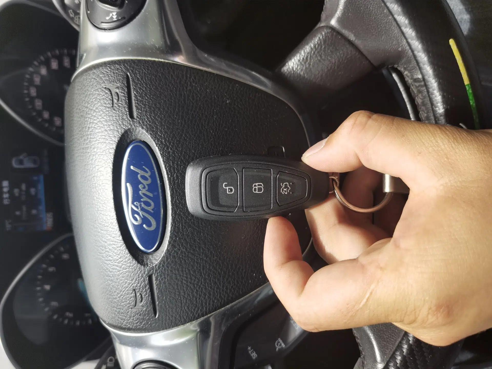 Ford Kuga 2013 2.0L GTDi Four-Wheel-Drive Sport Model — миниатюра 9