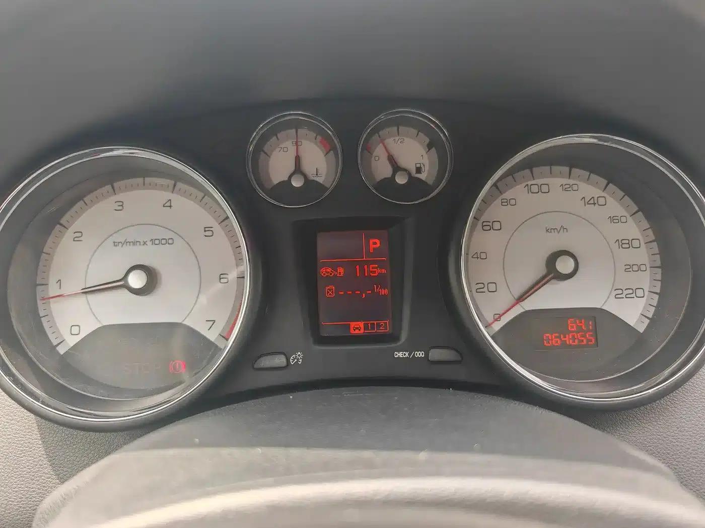 Peugeot 408 2010 2.0L Automatic Luxury Edition — миниатюра 11
