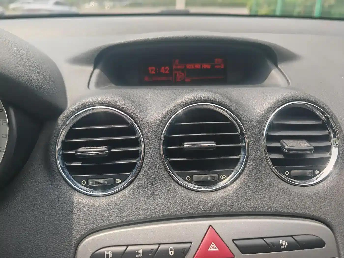 Peugeot 408 2010 2.0L Automatic Luxury Edition — миниатюра 14
