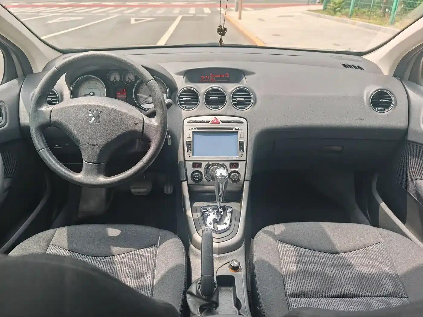Peugeot 408 2010 2.0L Automatic Luxury Edition — миниатюра 9