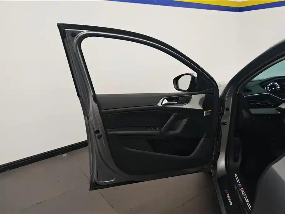 Peugeot 408 2022 1.6T Chasing Light Edition — миниатюра 7