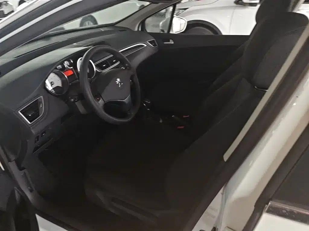 Peugeot 308 2014 Enjoy Edition Classic 1.6L Automatic Premium Model — миниатюра 15