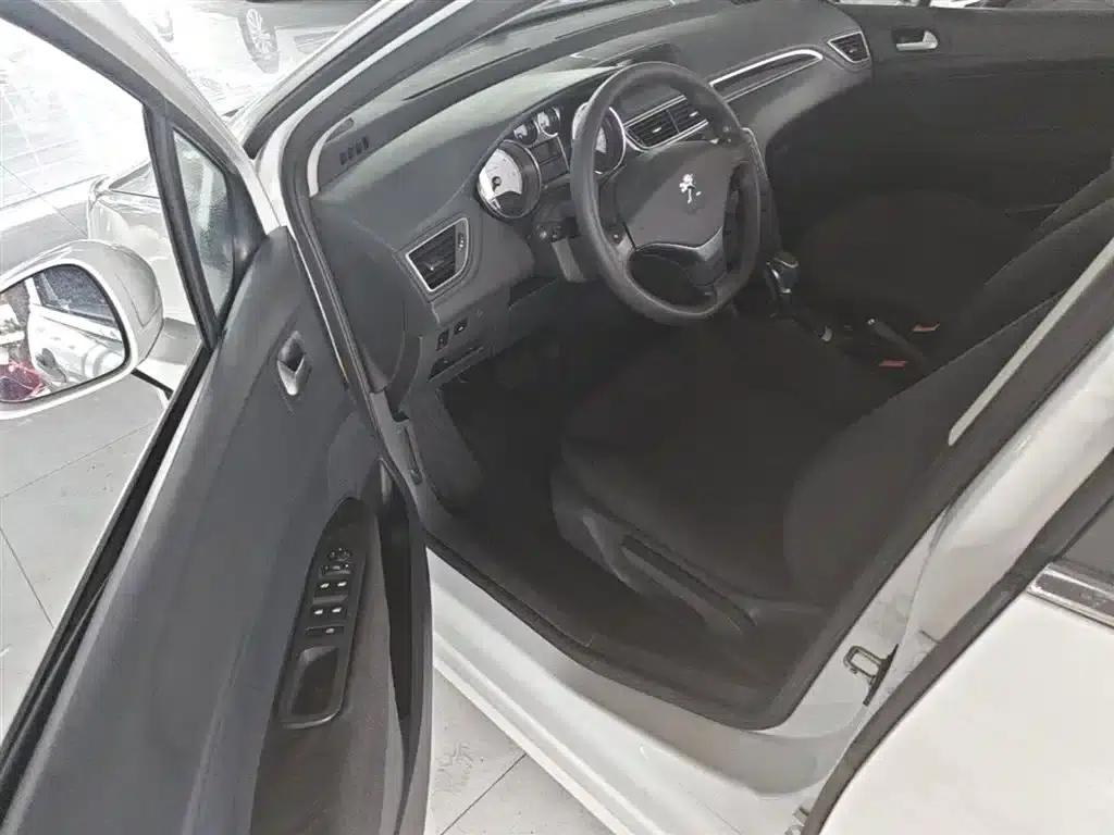 Peugeot 308 2014 Enjoy Edition Classic 1.6L Automatic Premium Model — миниатюра 16