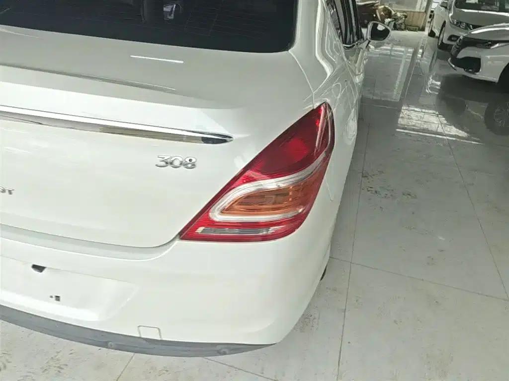 Peugeot 308 2014 Enjoy Edition Classic 1.6L Automatic Premium Model — миниатюра 8