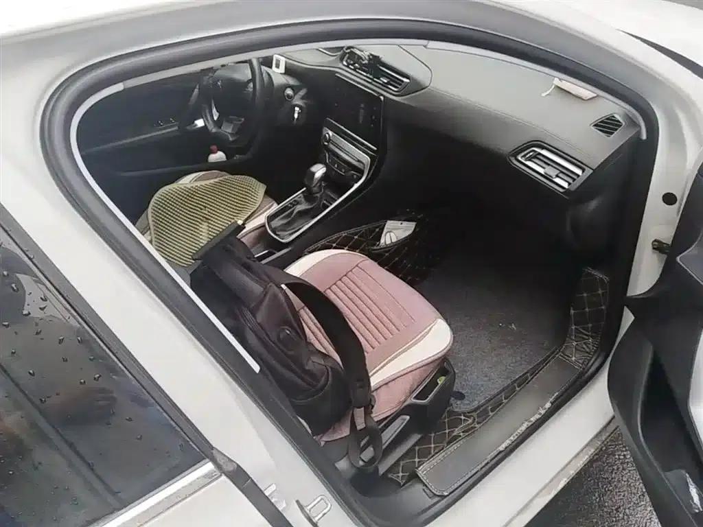 Peugeot 308 2018 1.6L Automatic Luxury Edition — миниатюра 11