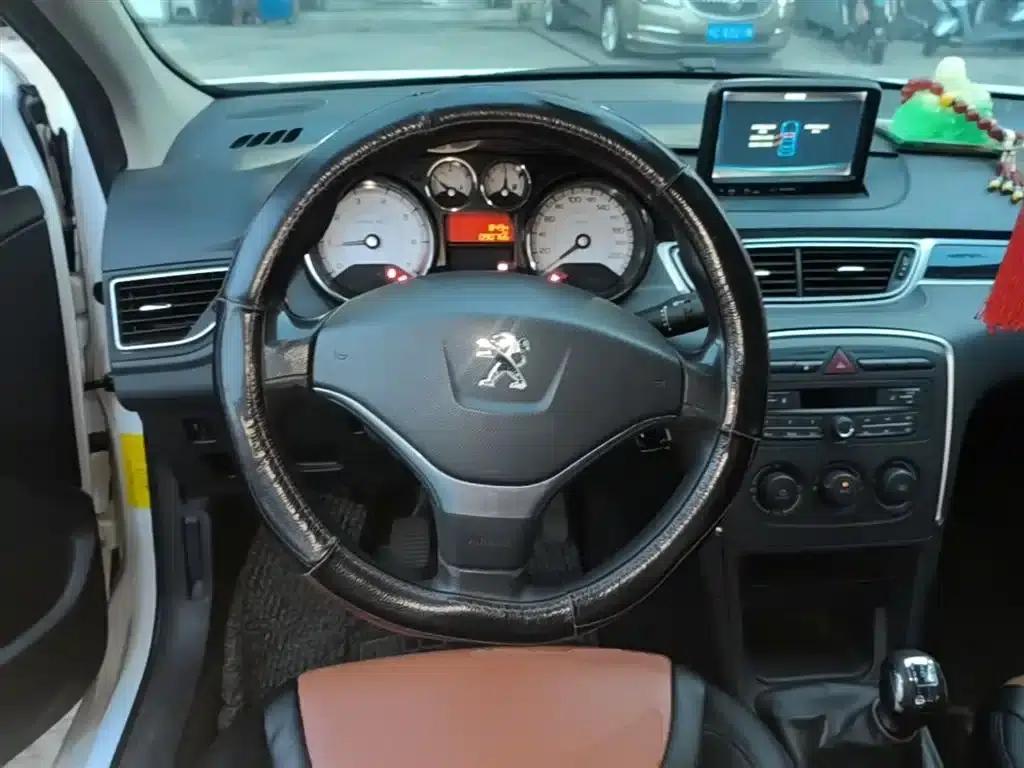 Peugeot 308 2014 Enjoy Edition Classic 1.6L Manual Premium Model — миниатюра 11