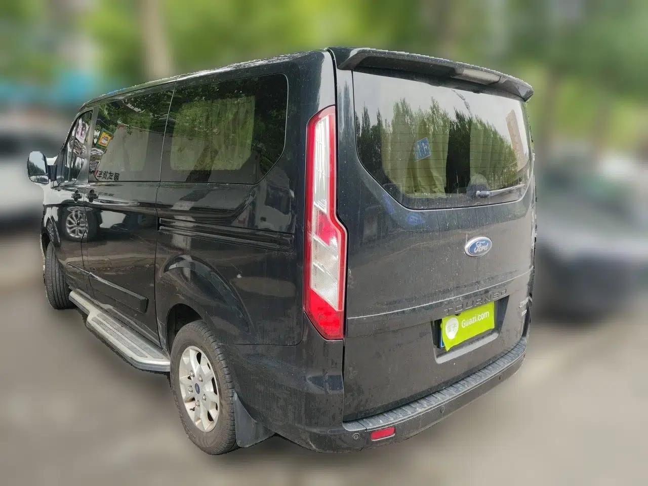 Ford Tourneo Custom 2016 2.0T Manual Elite Edition — миниатюра 4