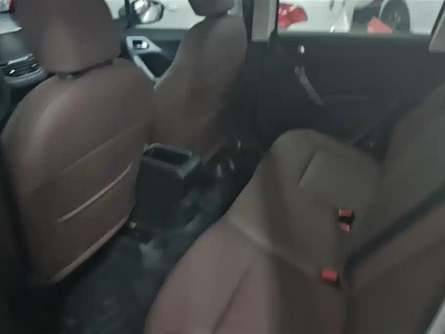Peugeot 2008 2015 Playful Edition 1.6L Automatic Emerald Model — миниатюра 11