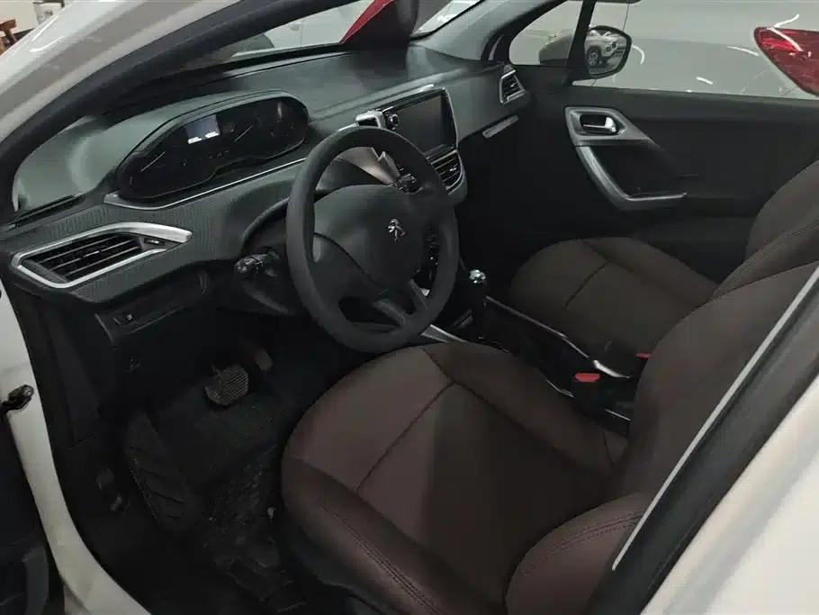 Peugeot 2008 2015 Playful Edition 1.6L Automatic Emerald Model — миниатюра 12