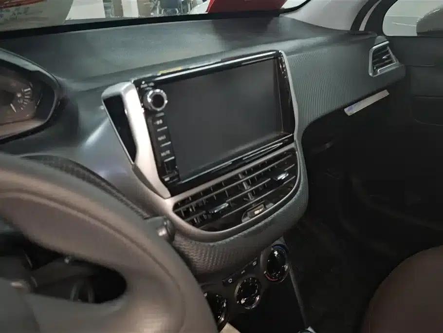 Peugeot 2008 2015 Playful Edition 1.6L Automatic Emerald Model — миниатюра 13