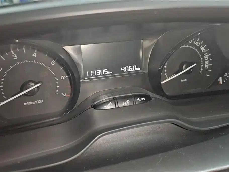 Peugeot 2008 2015 Playful Edition 1.6L Automatic Emerald Model — миниатюра 14