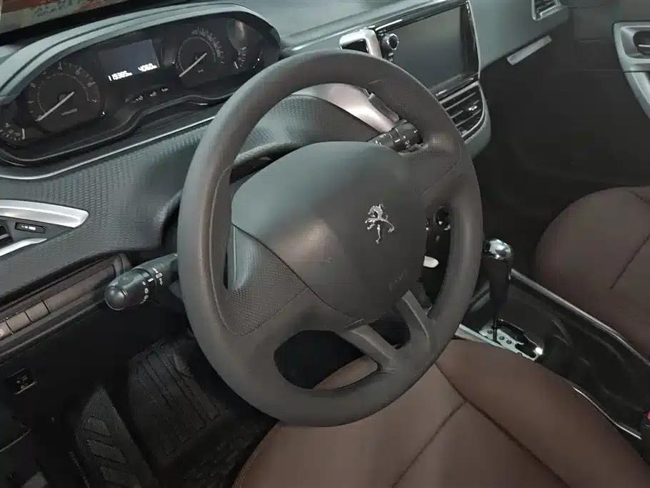 Peugeot 2008 2015 Playful Edition 1.6L Automatic Emerald Model — миниатюра 15