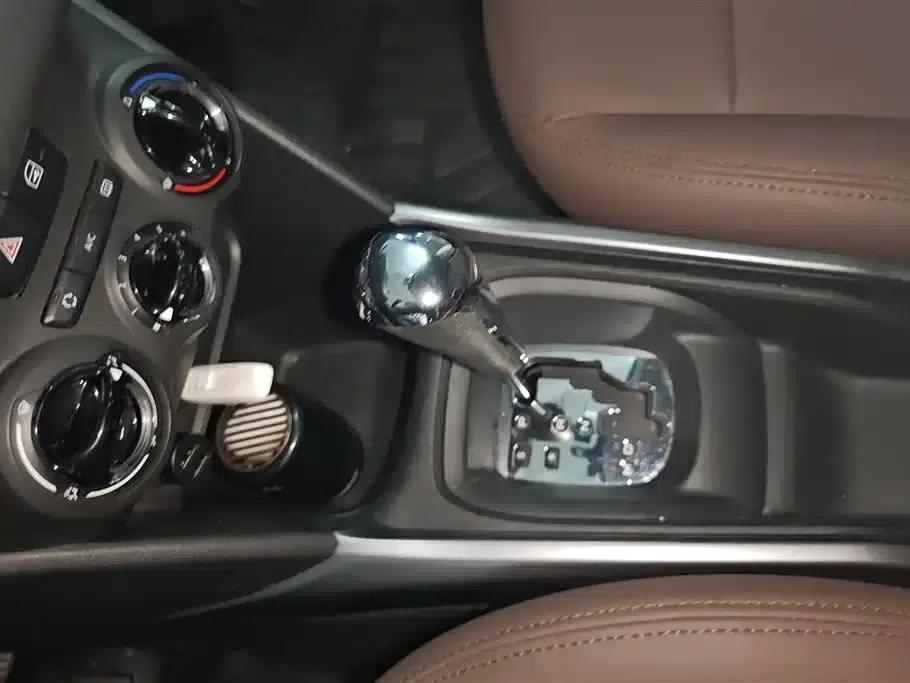 Peugeot 2008 2015 Playful Edition 1.6L Automatic Emerald Model — миниатюра 16