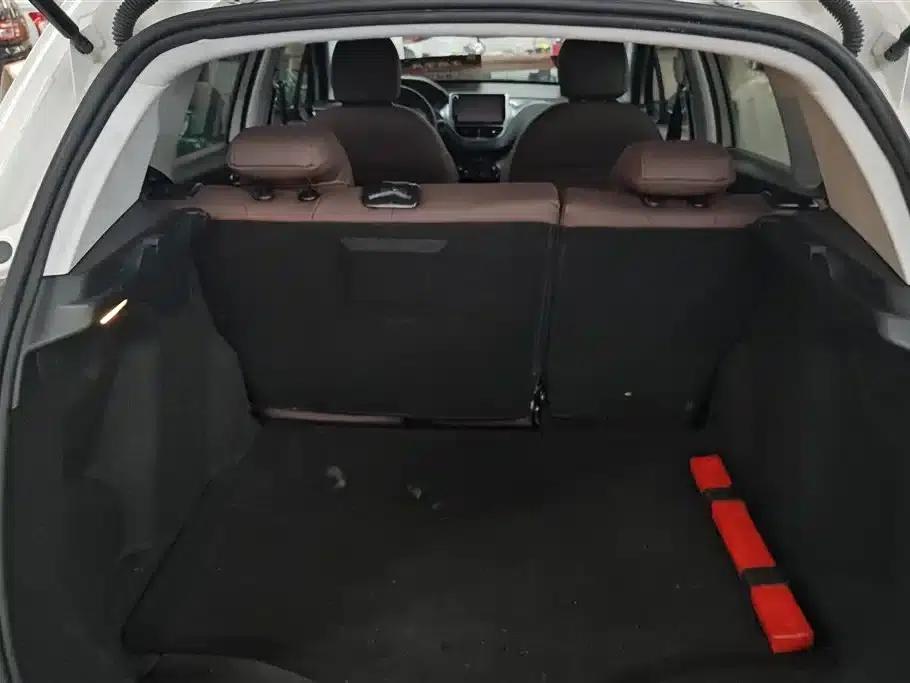 Peugeot 2008 2015 Playful Edition 1.6L Automatic Emerald Model — миниатюра 4