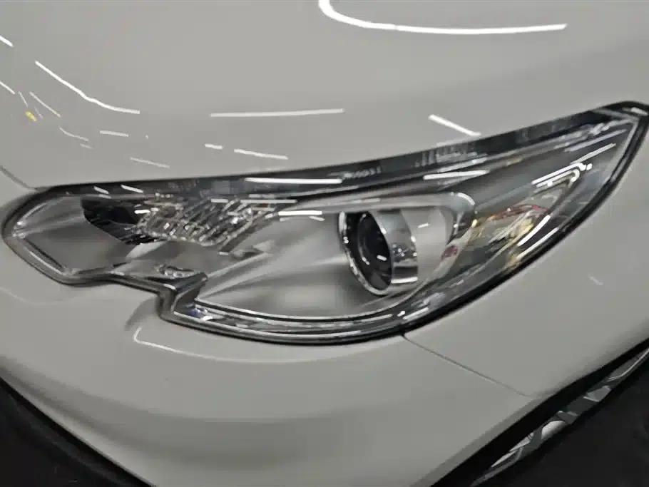 Peugeot 2008 2015 Playful Edition 1.6L Automatic Emerald Model — миниатюра 5