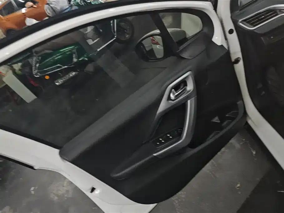 Peugeot 2008 2015 Playful Edition 1.6L Automatic Emerald Model — миниатюра 7