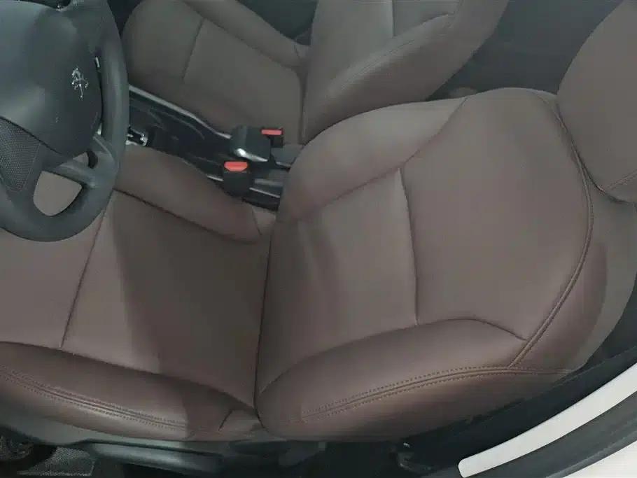 Peugeot 2008 2015 Playful Edition 1.6L Automatic Emerald Model — миниатюра 9
